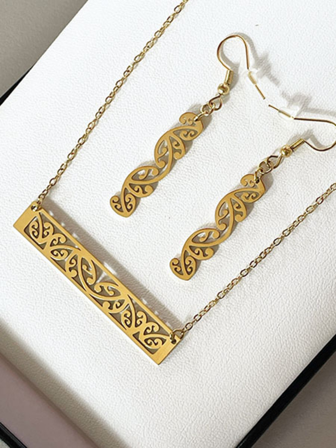 Gold Kowhaiwhai Barchain 50mm & 30mm Earrings